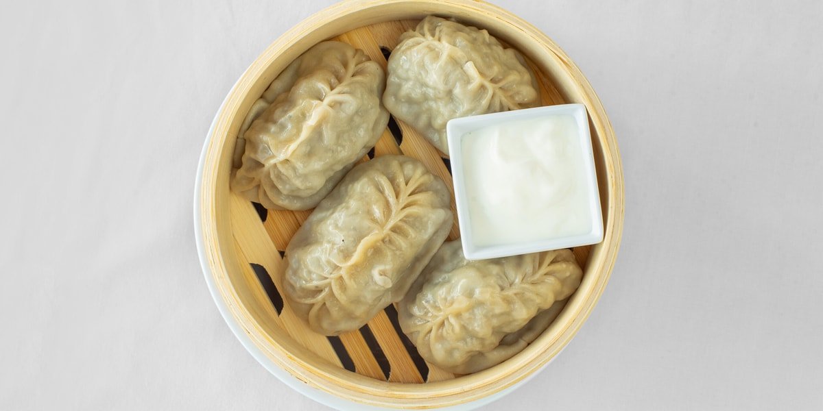 Steamed manti dumplings with yogurt sauce